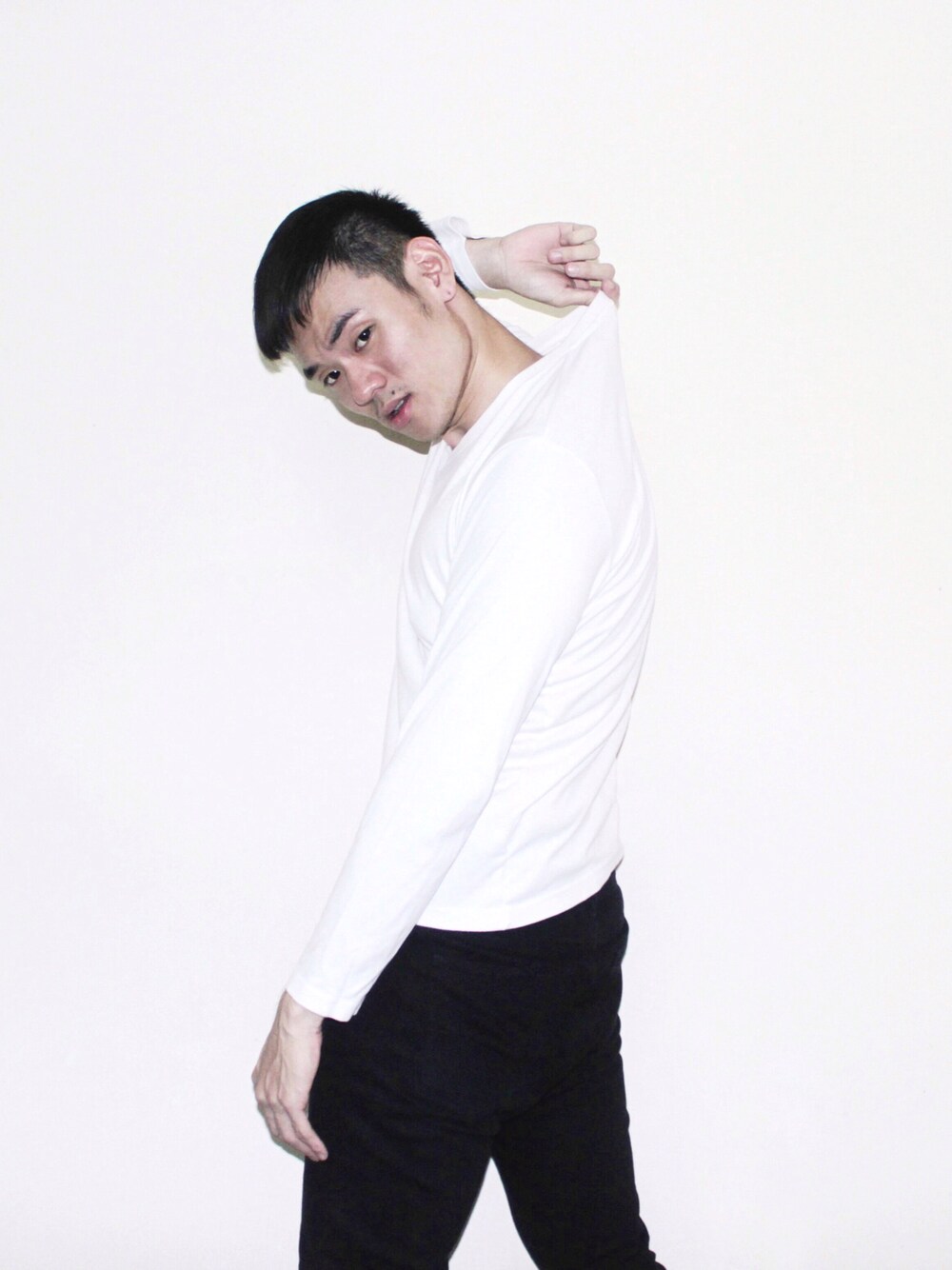 「きれいめカジュアル、ラフ、春、スキニー、ootd、Zalora、blogger」｜「UNIQLOのMEN スーピマコットンクルーネックT（長袖）（Tシャツ/カットソー、ホワイト系）」を使った、Alvin Seeさん（メンズ・184cm）の春コーディネートの1枚目の写真