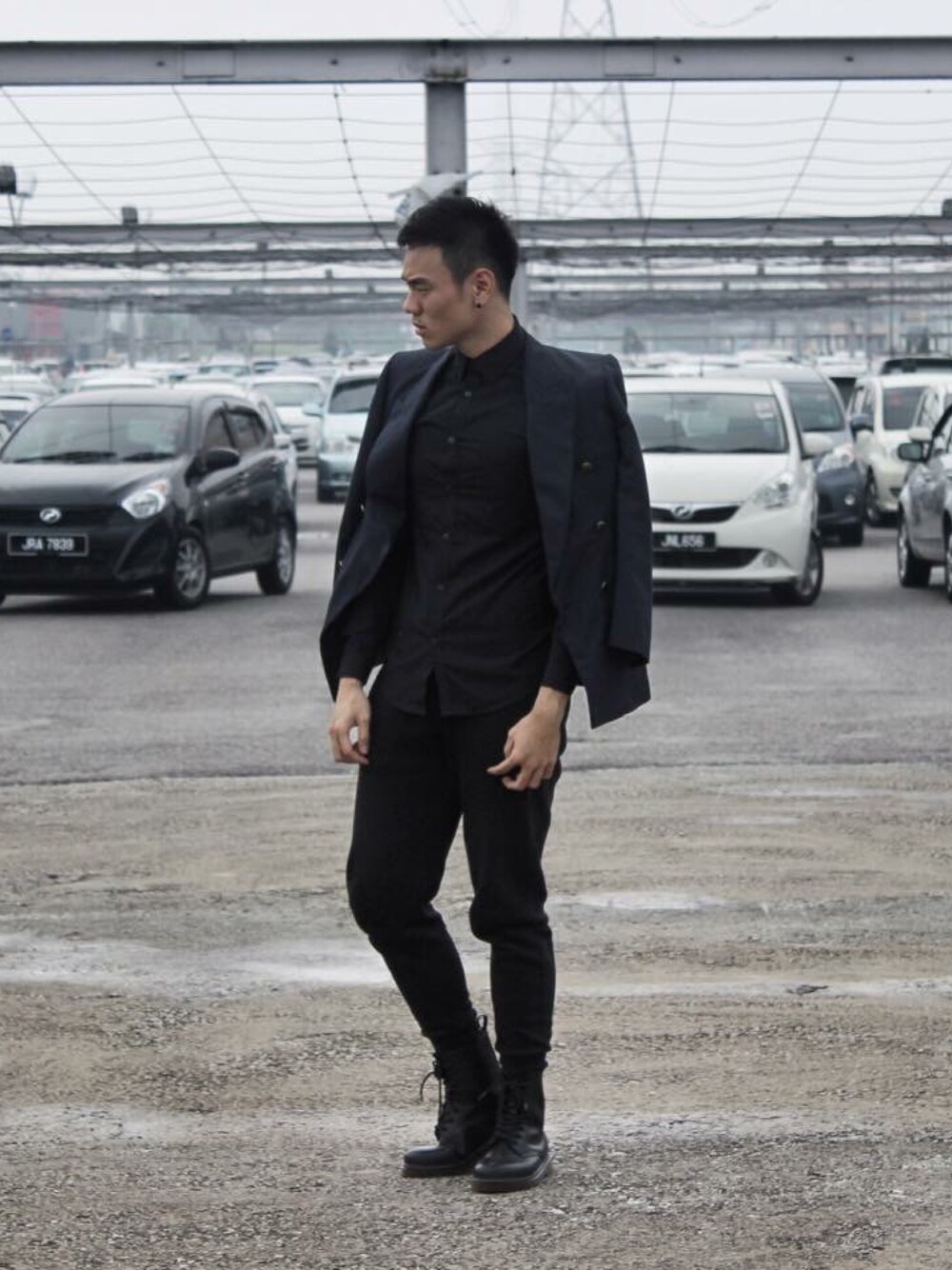 「ootd、ZaloraxWear、H&M」｜「H&Mのアイテム（シャツ/ブラウス、ブラック系）」を使った、Alvin Seeさん（メンズ・184cm）の春コーディネートの1枚目の写真