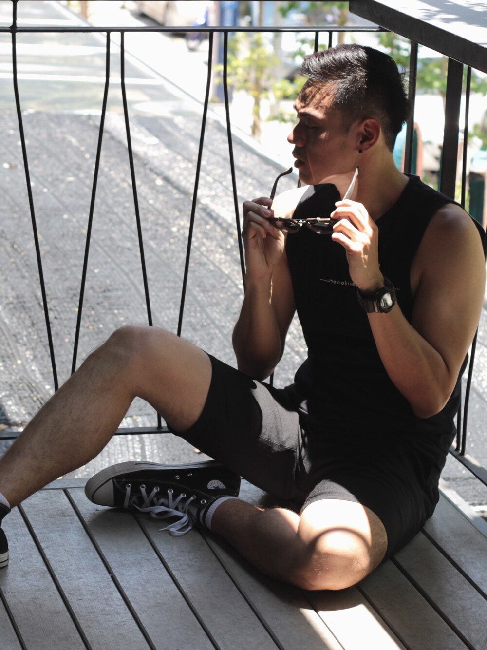 「ootd、春、minimal、デニム」｜「EVISUのアイテム（サングラス、ブラウン系）」を使った、Alvin Seeさん（メンズ・184cm）の春コーディネートの1枚目の写真