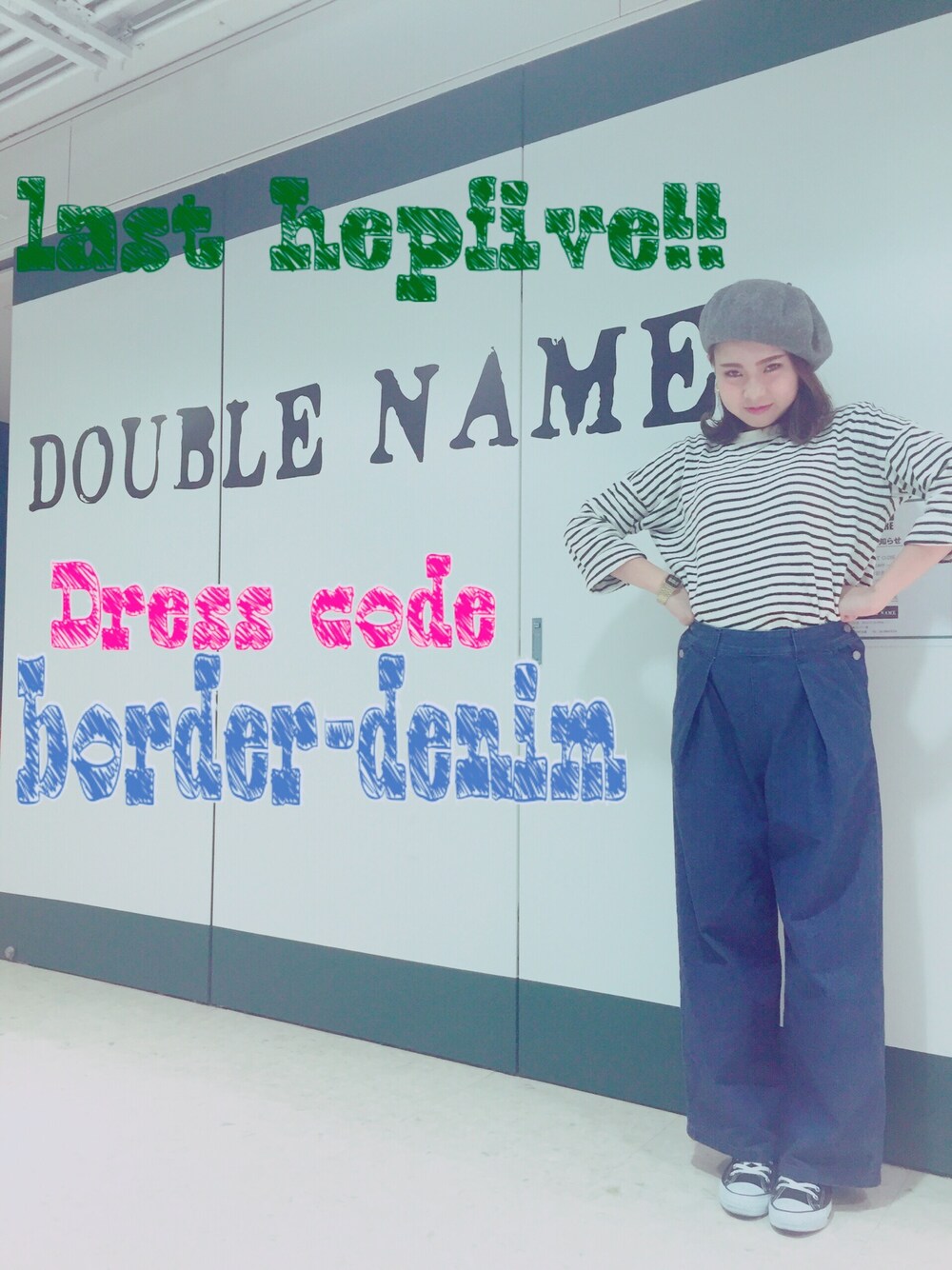 その他のデニムパンツ、ホワイト系のTシャツ/カットソー、その他のその他を着用したレディースの秋コーディネートの1枚目の写真