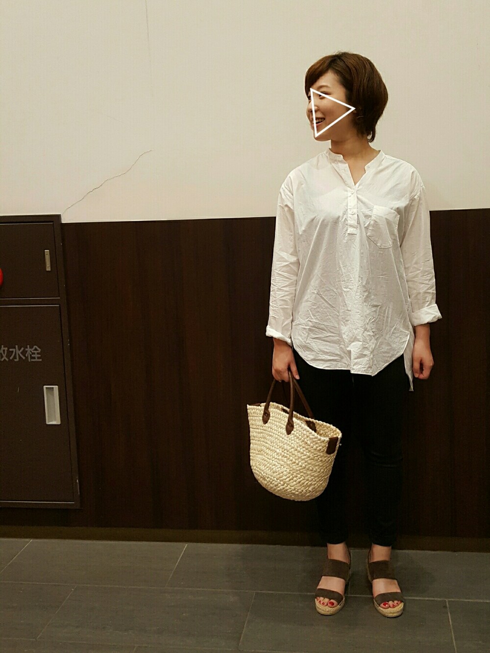 ベージュ系のかごバッグ、ブラウン系のサンダル、ブラック系のその他パンツを着用したレディースの春コーディネートの1枚目の写真