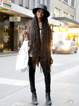 「streetfashionphotographer」｜「アイテム（帽子）」を使った、아이즈매거진(eyesmag.com)さん（レディース・172cm）の夏コーディネート