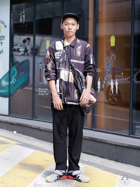 「streetfashionphotographer」｜「アイテム（バッグ）」を使った、아이즈매거진(eyesmag.com)さん（メンズ・176cm）の夏コーディネート