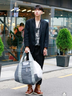 「streetfashionphotographer」｜「アイテム（バッグ）」を使った、아이즈매거진(eyesmag.com)さん（メンズ・178cm）の秋コーディネート