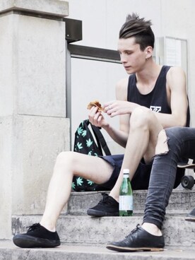 「streetfashionphotographer」｜「アイテム（バッグ）」を使った、아이즈매거진(eyesmag.com)さん（メンズ・178cm）の秋コーディネート