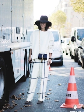 「streetfashionphotographer」｜「アイテム（バッグ）」を使った、아이즈매거진(eyesmag.com)さん（レディース・178cm）の秋コーディネート