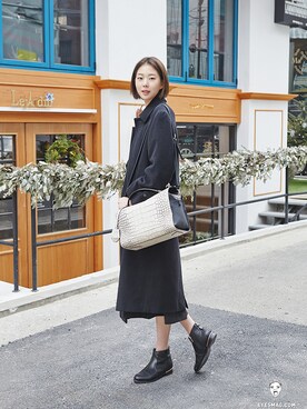 「streetfashionphotographer」｜「アイテム（バッグ）」を使った、아이즈매거진(eyesmag.com)さん（レディース・170cm）の冬コーディネート
