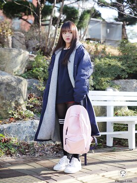 「streetfashionphotographer」｜「アイテム（バッグ）」を使った、아이즈매거진(eyesmag.com)さん（レディース・169cm）の冬コーディネート