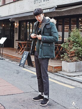 「streetfashionphotographer」｜「アイテム（その他トップス）」を使った、아이즈매거진(eyesmag.com)さん（メンズ・186cm）の冬コーディネート