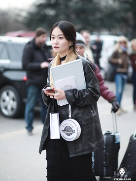 「streetfashionphotographer」｜「アイテム（その他トップス）」を使った、아이즈매거진(eyesmag.com)さん（レディース・168cm）の冬コーディネート