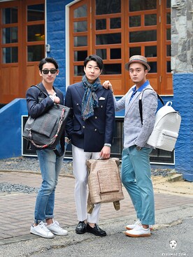 「streetfashionphotographer」｜「アイテム（バッグ）」を使った、아이즈매거진(eyesmag.com)さん（メンズ・177cm）の冬コーディネート