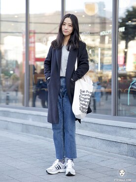 「streetfashionphotographer」｜「アイテム（バッグ）」を使った、아이즈매거진(eyesmag.com)さん（レディース・169cm）の春コーディネート