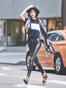 「streetfashionphotographer」｜「アイテム（サンダル）」を使った、아이즈매거진(eyesmag.com)さん（レディース・170cm）の春コーディネート