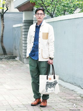 「streetfashionphotographer」｜「アイテム（バッグ）」を使った、아이즈매거진(eyesmag.com)さん（メンズ・178cm）の春コーディネート