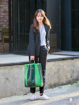「streetfashionphotographer」｜「アイテム（バッグ）」を使った、아이즈매거진(eyesmag.com)さん（レディース・163cm）の春コーディネート