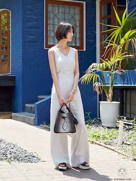「streetfashionphotographer」｜「アイテム（バッグ）」を使った、아이즈매거진(eyesmag.com)さん（レディース・170cm）の夏コーディネート