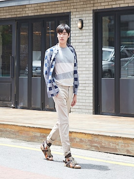 「streetfashionphotographer」｜「アイテム（サンダル）」を使った、아이즈매거진(eyesmag.com)さん（メンズ・180cm）の夏コーディネート