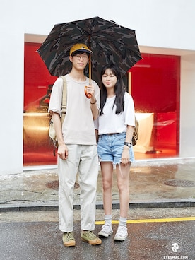 「streetfashionphotographer」｜「アイテム（バッグ）」を使った、아이즈매거진(eyesmag.com)さん（メンズ・178cm）の夏コーディネート