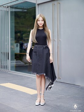 「streetfashionphotographer」｜「アイテム（バッグ）」を使った、아이즈매거진(eyesmag.com)さん（レディース・167cm）の秋コーディネート
