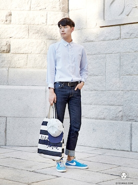 「streetfashionphotographer」｜「アイテム（バッグ）」を使った、아이즈매거진(eyesmag.com)さん（メンズ・178cm）の秋コーディネート