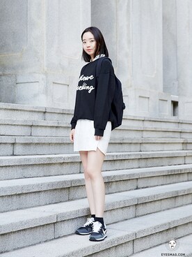 「streetfashionphotographer」｜「アイテム（バッグ）」を使った、아이즈매거진(eyesmag.com)さん（レディース・166cm）の秋コーディネート