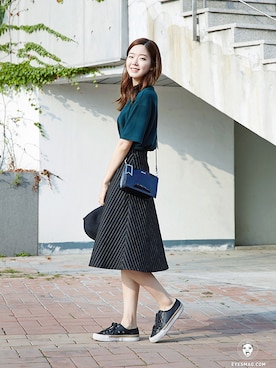 「streetfashionphotographer」｜「アイテム（バッグ）」を使った、아이즈매거진(eyesmag.com)さん（レディース・168cm）の秋コーディネート