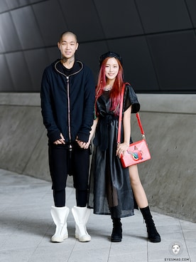 「streetfashionphotographer」｜「アイテム（バッグ）」を使った、아이즈매거진(eyesmag.com)さん（メンズ・182cm）の秋コーディネート
