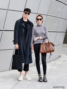 「streetfashionphotographer」｜「アイテム（サンダル）」を使った、아이즈매거진(eyesmag.com)さん（メンズ・185cm）の秋コーディネート