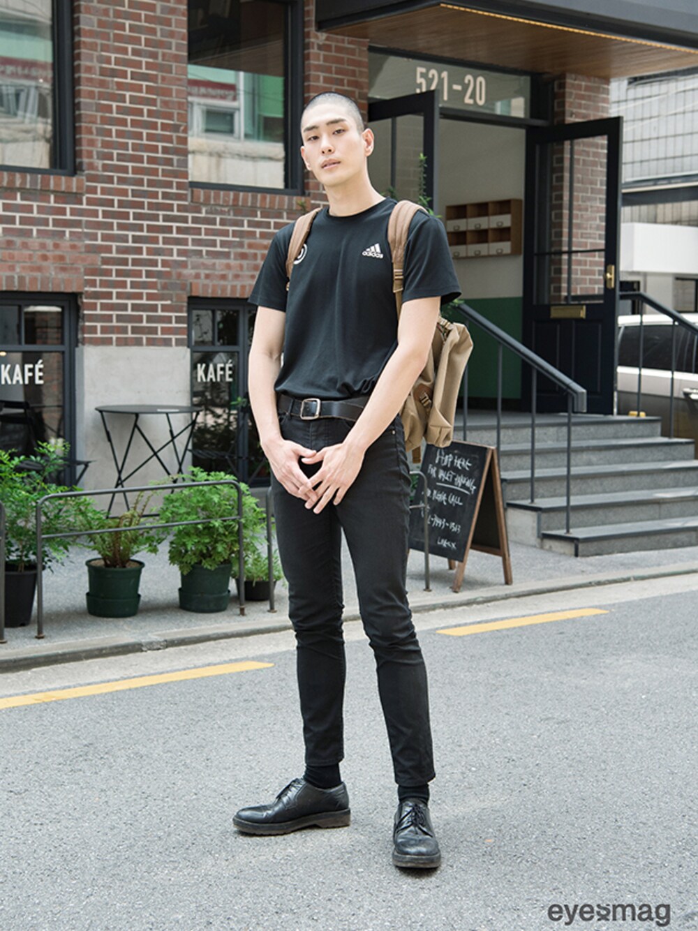 「H&M、adidas、street、poler、 streetfashion、streetwear、streetstyle、streetsnap、streetfashionphotographer」｜「POLER（バックパック/リュック、ベージュ系）」を使った、아이즈매거진(eyesmag.com)さん（メンズ・185cm）の夏コーディネートの1枚目の写真