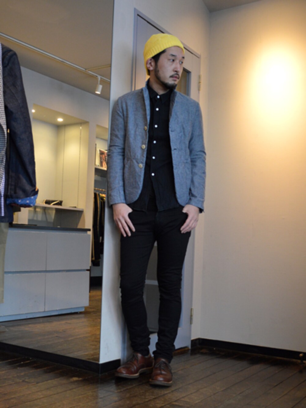 グレー系のテーラードジャケット、ブラック系のシャツ/ブラウス、ブラック系のその他パンツを着用したメンズの冬コーディネートの1枚目の写真