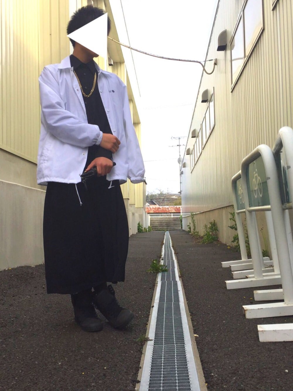 ブラック系のスニーカー、ホワイト系のパンツ、ブラック系のシャツ/ブラウスを着用したメンズの春コーディネートの1枚目の写真