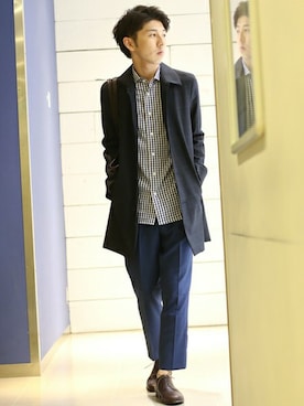「青×白」｜「アイテム（ステンカラーコート）」を使った、西山カズキさん（メンズ・178cm）の春コーディネート