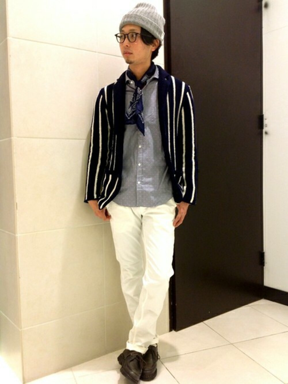 ブルー系のテーラードジャケット、ブルー系のシャツ/ブラウス、ホワイト系のチノパンツを着用したメンズの冬コーディネートの1枚目の写真