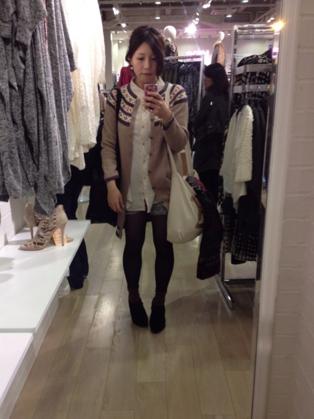 「BEAMS BOYの刺繍が魅力。（ニット/セーター、ベージュ系）」を使った、nicoさん（レディース・162cm）の春コーディネートの1枚目の写真