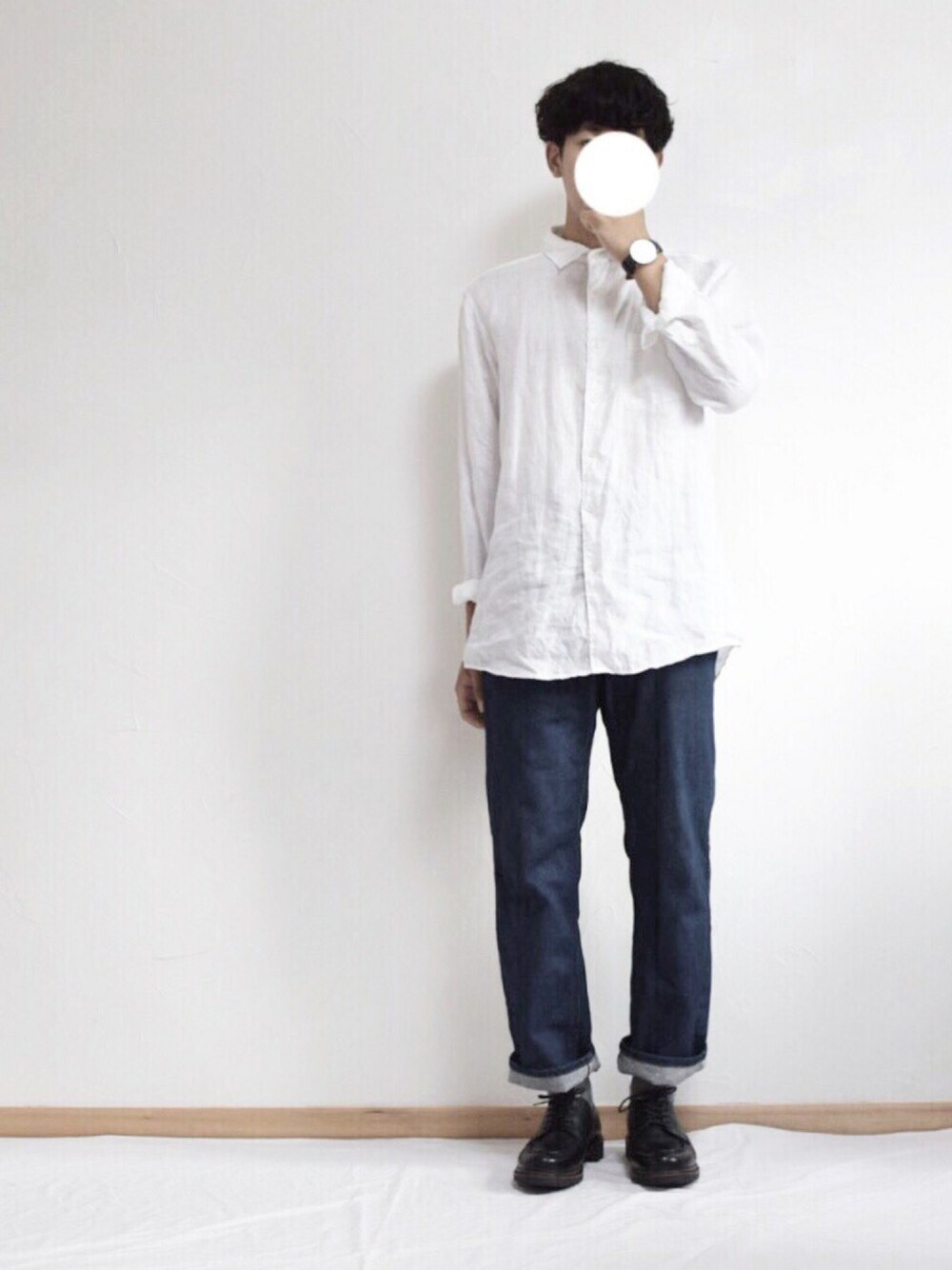 ホワイト系のシャツ/ブラウス、ブルー系のデニムパンツ、ブラック系のその他シューズを着用したメンズの秋コーディネートの1枚目の写真