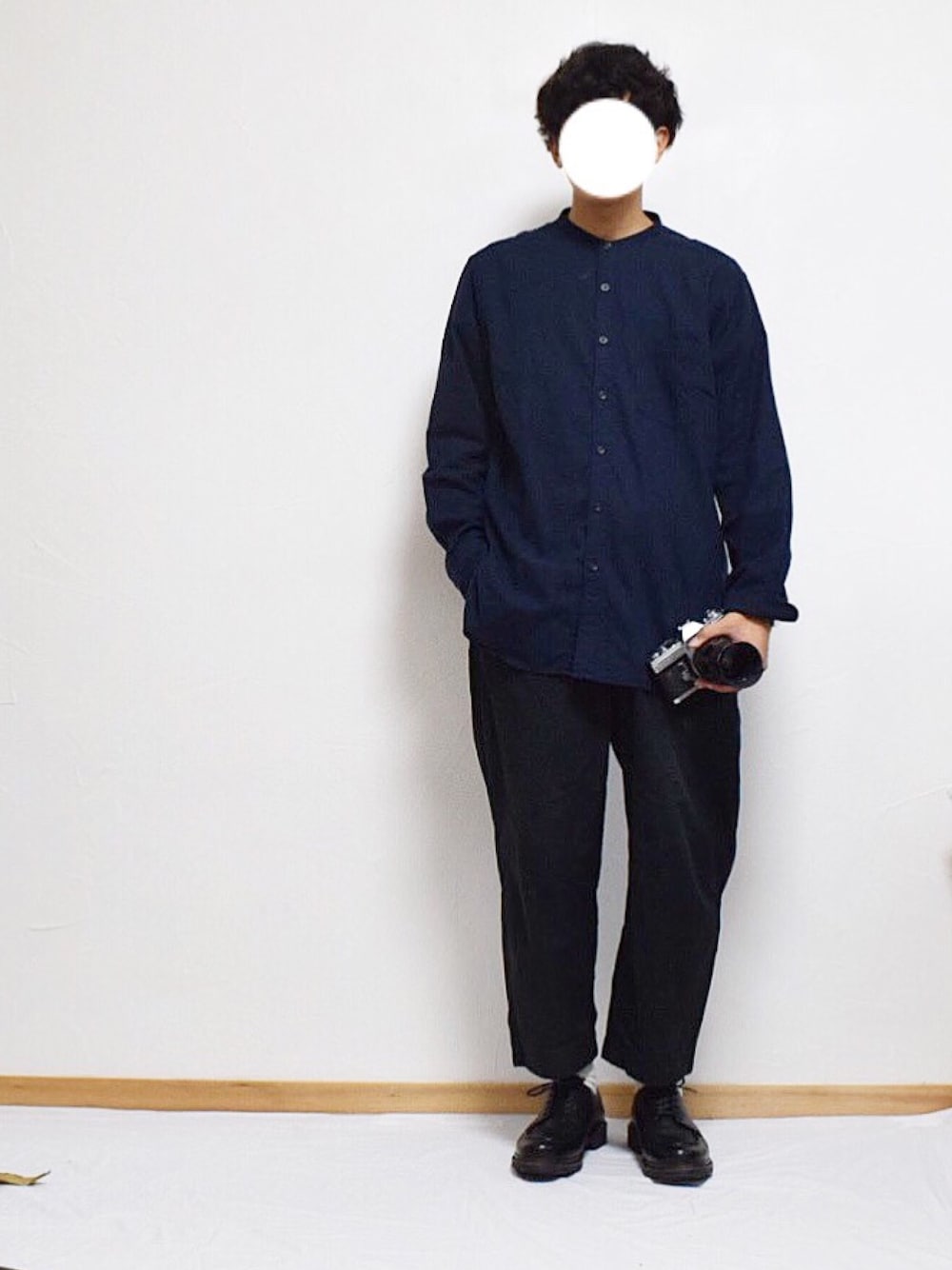 「カジュアルコーデ、シンプルコーデ、ootd、オトナカジュアル、ニット、シャツスタイル、革靴、秋のコーデ、シンプル、モノトーン」｜「RAGEBLUEのナチュラルストレッチブロードバンドカラーシャツ/725635（シャツ/ブラウス、ブルー系）」を使った、てつぺいさん（メンズ・180cm）の秋コーディネートの1枚目の写真