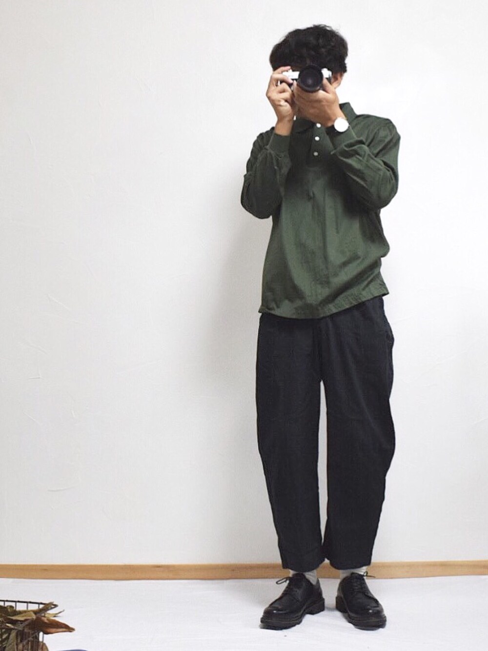 「ラコステ、ポロシャツ、シンプル、モノトーン、カジュアル、カジュアルコーデ、冬、秋、秋のコーデ、ゆるコーデ」｜「LACOSTEの定番長袖杢糸ポロシャツ（ポロシャツ、グリーン系）」を使った、てつぺいさん（メンズ・180cm）の秋コーディネートの1枚目の写真