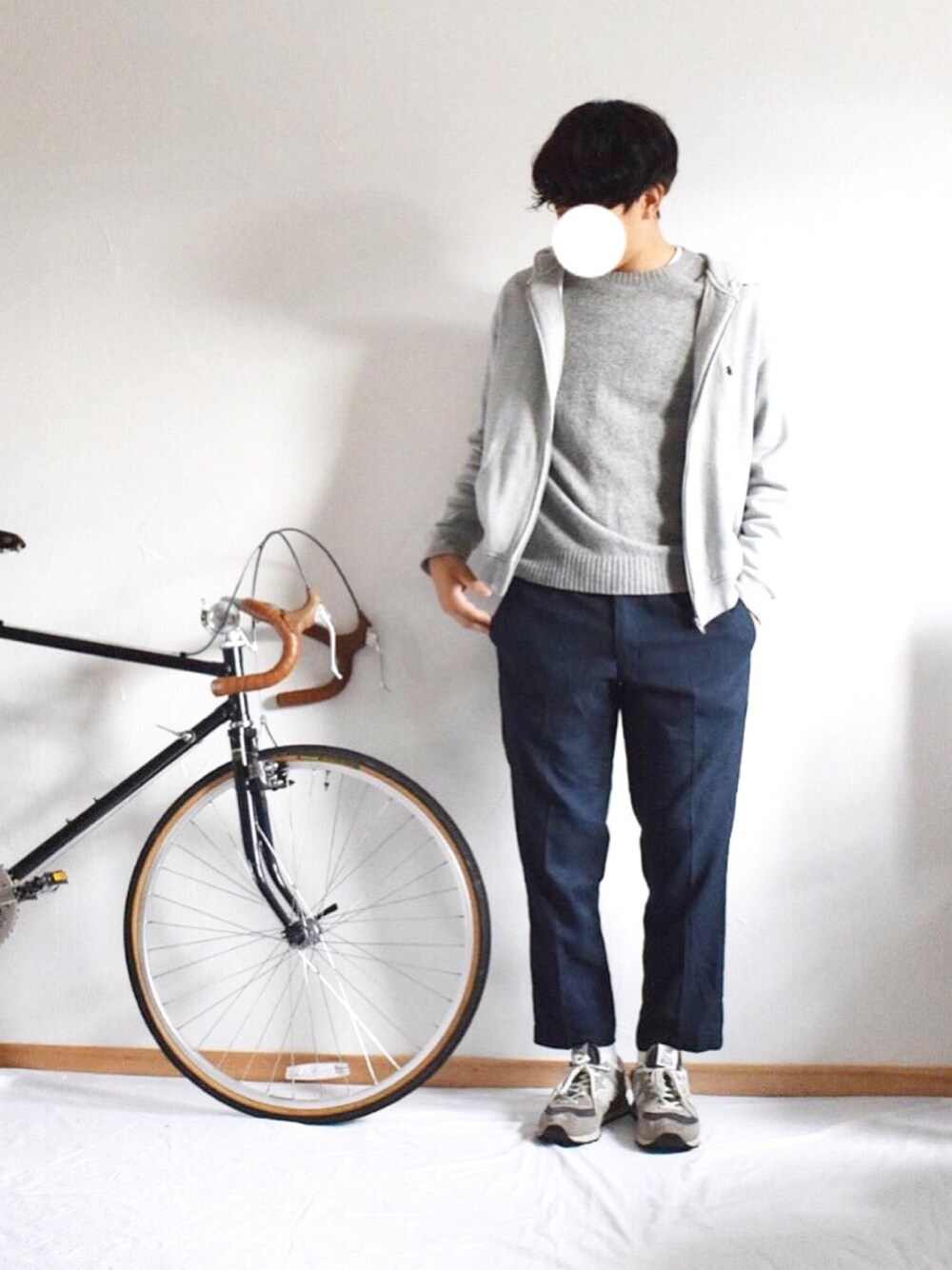 「グレー、秋のコーデ、冬、カジュアル、シンプル、シンプルコーデ、モノトーン、UNIQLO、オトナカジュアル、スニーカー」｜「URBAN RESEARCHのURBAN RESEARCH メランジバルキーC/N（ニット/セーター、グレー系）」を使った、てつぺいさん（メンズ・180cm）の秋コーディネートの1枚目の写真