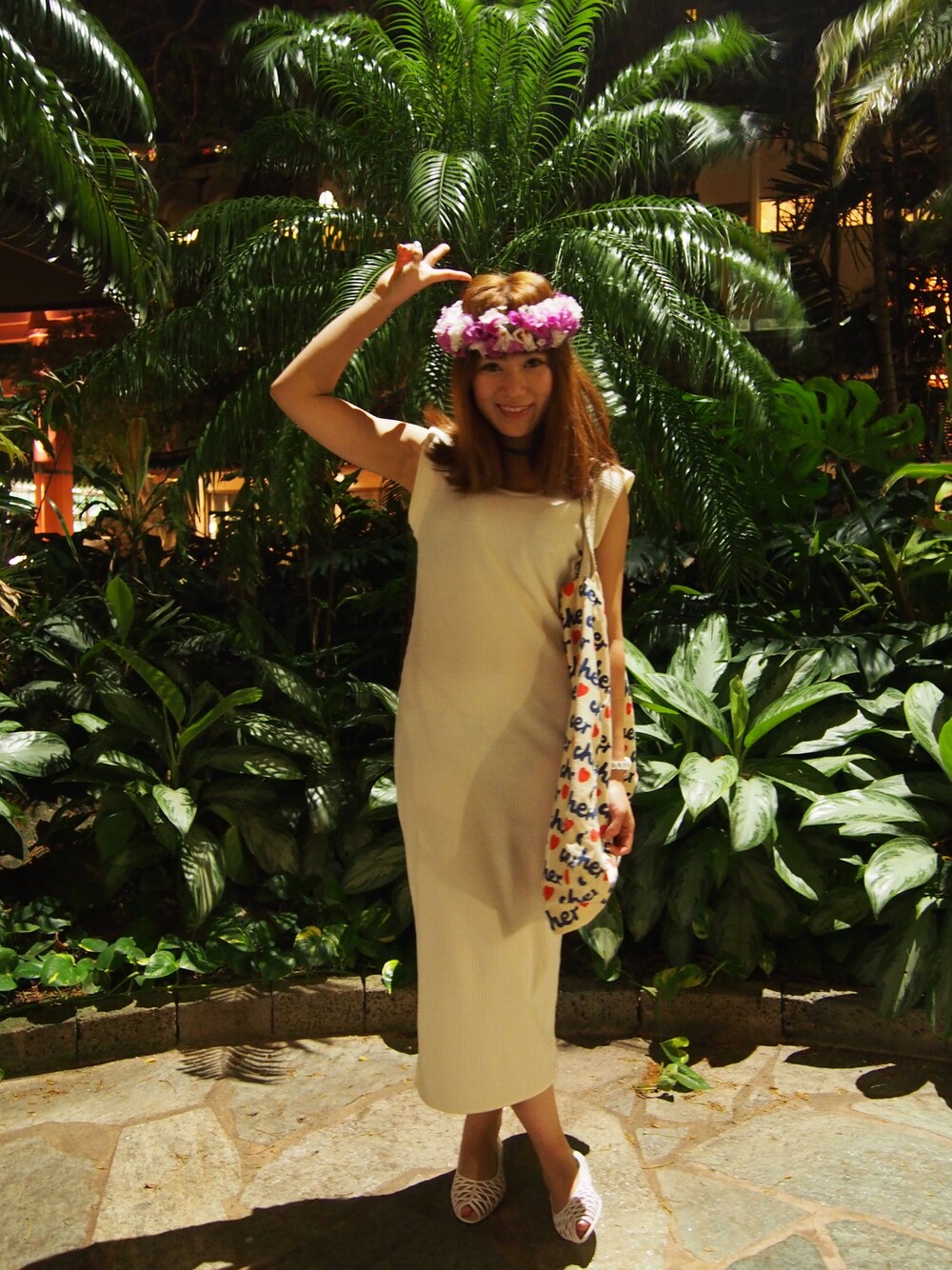 「hawaii」｜「LILY BROWNのアイテム（ワンピース、ホワイト系）」を使った、chih☺︎さん（レディース・153cm）の秋コーディネートの1枚目の写真