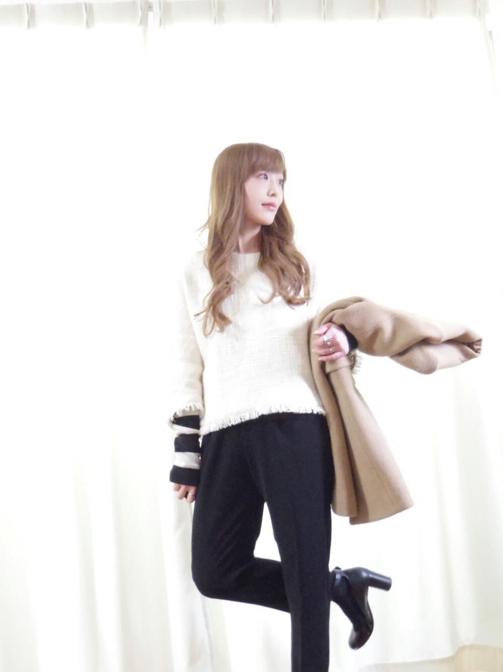 ベージュ系のノーカラージャケット、ブラック系のその他パンツ、ブラック系のパンプスを着用したレディースの冬コーディネートの1枚目の写真