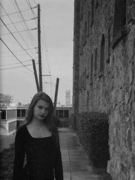 「R29Monochromies」｜Ava Michlさん（レディース・163cm）の夏コーディネート