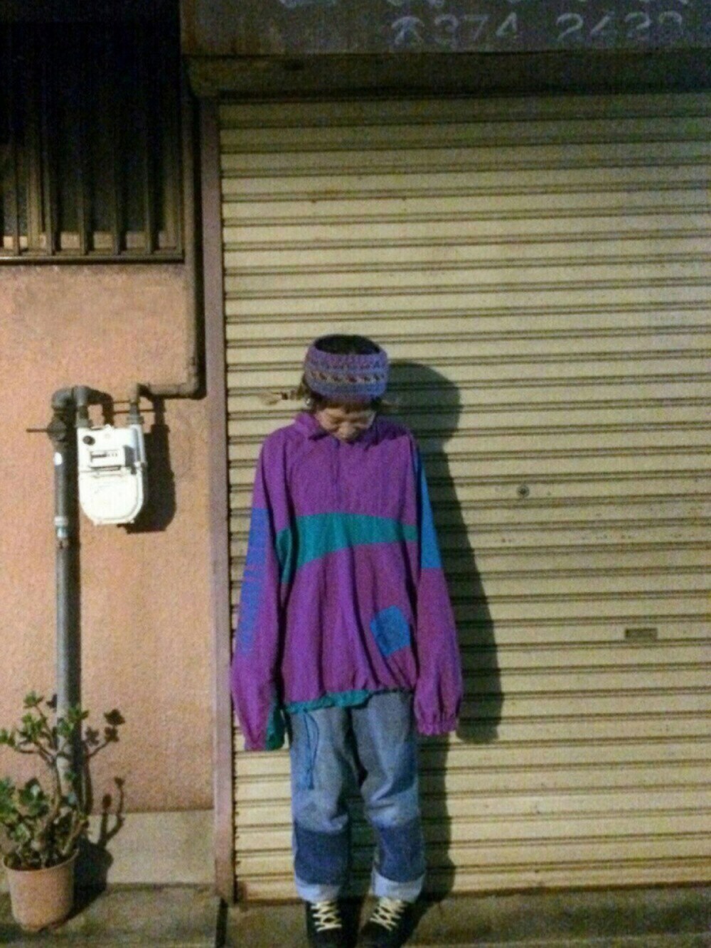 パープル系のその他トップス、ブルー系のデニムパンツ、ブラック系のスニーカーを着用したレディースの秋コーディネートの1枚目の写真