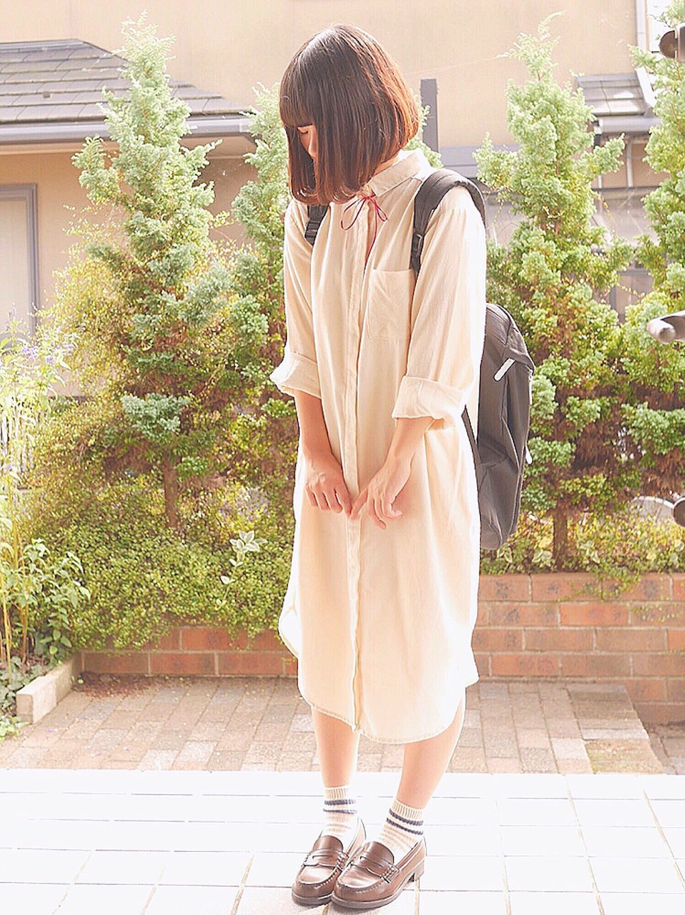 「シャツワンピ、ラインソックス、ローファー、黒リュック、リボン」｜「KBFのアイテム（シャツワンピース、ホワイト系）」を使った、あいるさん（レディース・145cm）の秋コーディネートの1枚目の写真