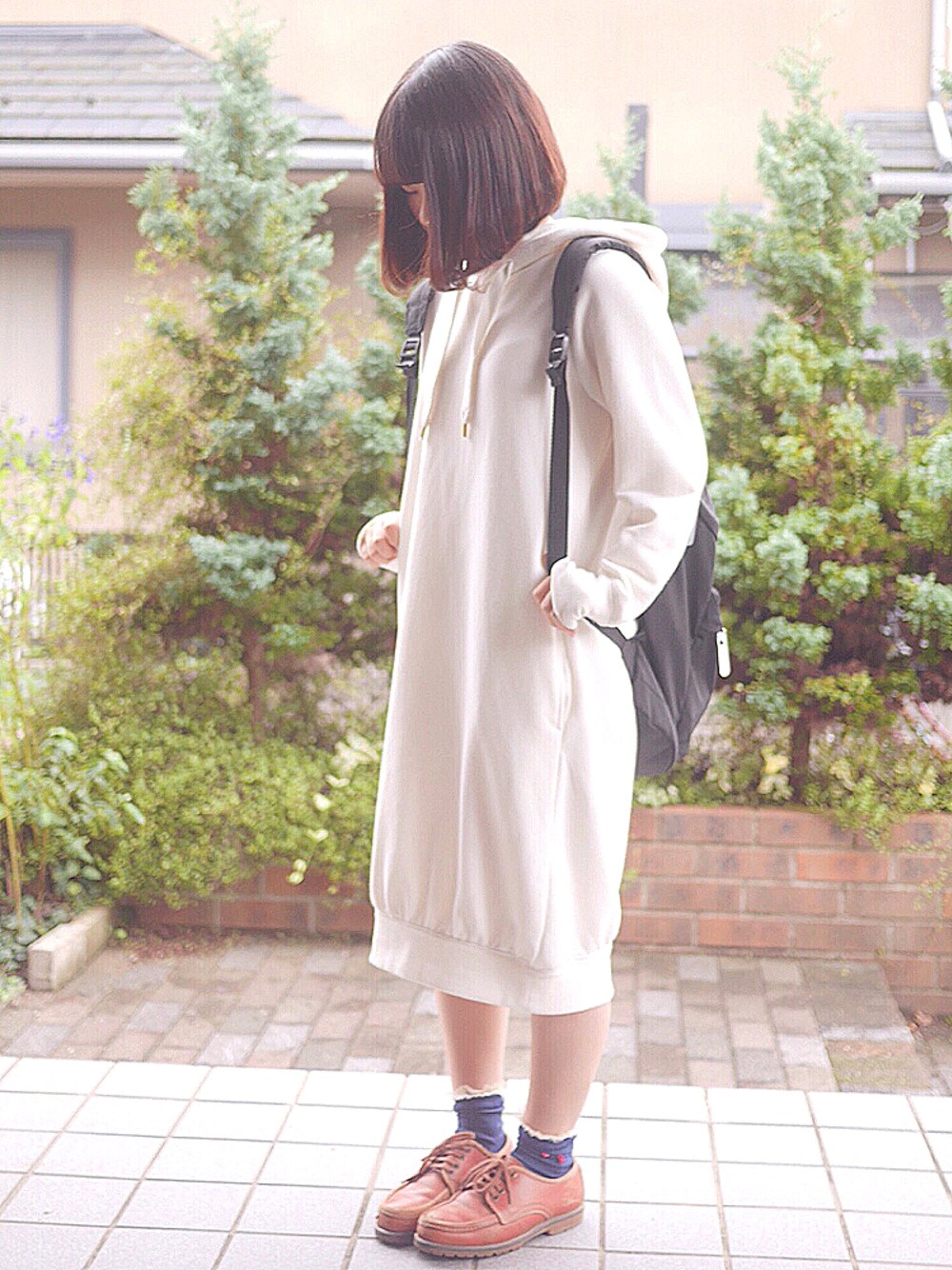 ブラック系のバックパック/リュック、ホワイト系のワンピースを着用したレディースの秋コーディネートの1枚目の写真