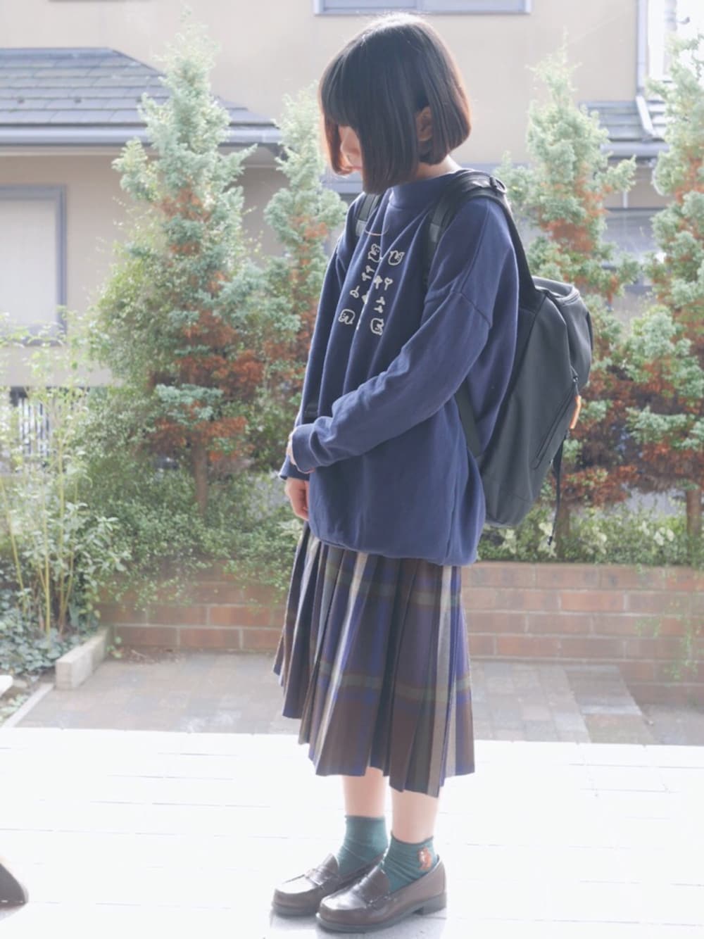 「トレーナー、チェックスカート、ローファー、黒リュック」｜「POU DOU DOUのチュニックトレーナー（スウェット、ブルー系）」を使った、あいるさん（レディース・145cm）の秋コーディネートの1枚目の写真