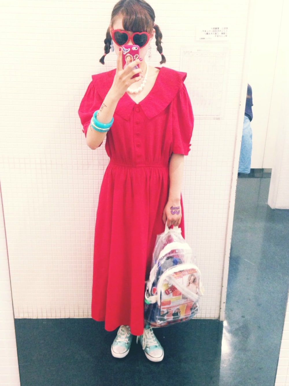 レッド系のバックパック/リュック、ブルー系のイヤリングを着用したレディースの夏コーディネートの1枚目の写真