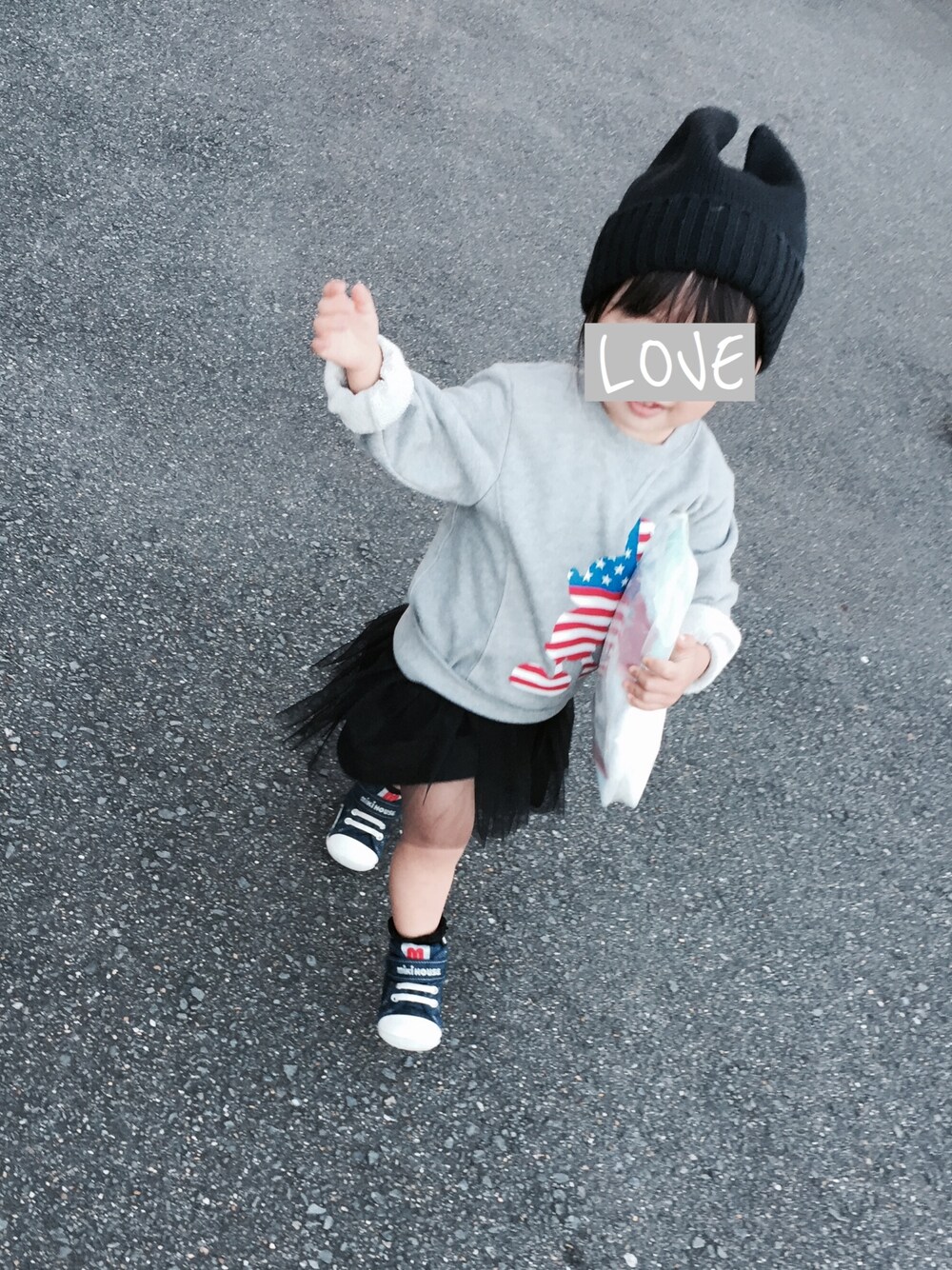 「ミッキースウェット、韓国子供服、ねこみみニット帽、クラッチバッグ」｜「こども ビームスのアイテム（スウェット、グレー系）」を使った、J-babyさん（キッズ・80cm）の秋コーディネートの1枚目の写真