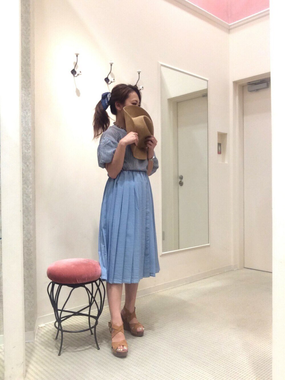 ブルー系のトップス、ブルー系のスカート、ブルー系のバンダナ/スカーフを着用したレディースの夏コーディネートの1枚目の写真