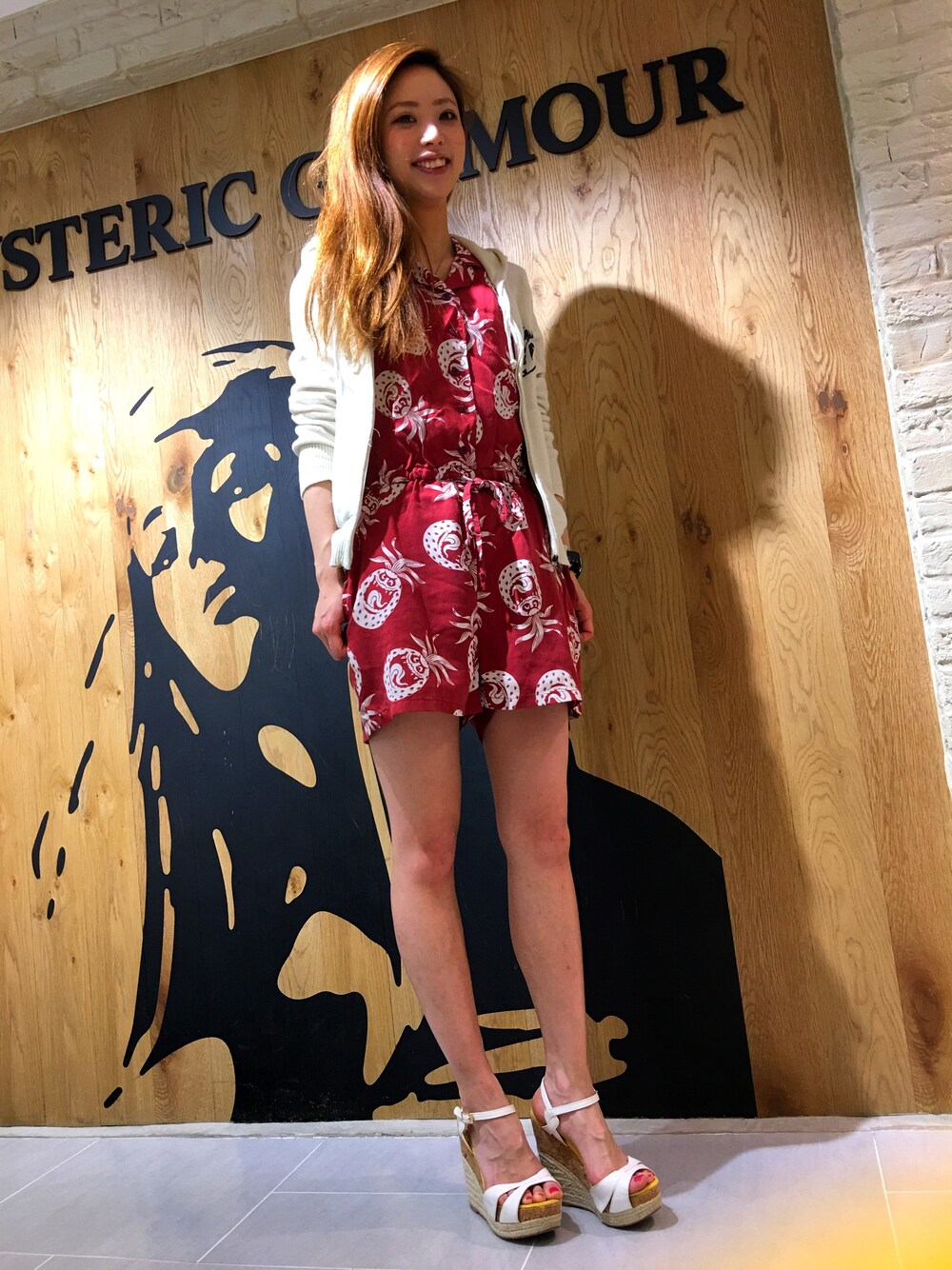 「楽チンコーデ、ストロベリーモンスター、オールインワン、ニットパーカー」｜「HYSTERIC GLAMOURのST MONSTER総柄 オープンカラ-オールインワン（サロペット/オーバーオール、レッド系）」を使った、anna yamaguchiさん（レディース・162cm）の春コーディネートの1枚目の写真
