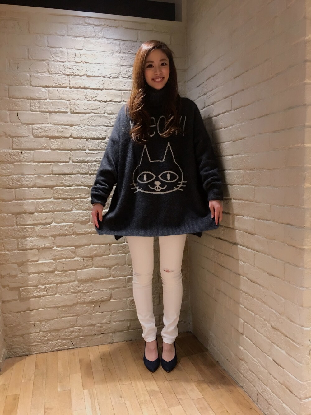 「ネコ、ホワイトデニム、デニムパンツ、ホワイトパンツ、スリムパンツ、デニム×ヒール、ニット」｜「HYSTERIC GLAMOURのMEOW編込 プルオーバー（ニット/セーター、グレー系）」を使った、anna yamaguchiさん（レディース・162cm）の秋コーディネートの1枚目の写真